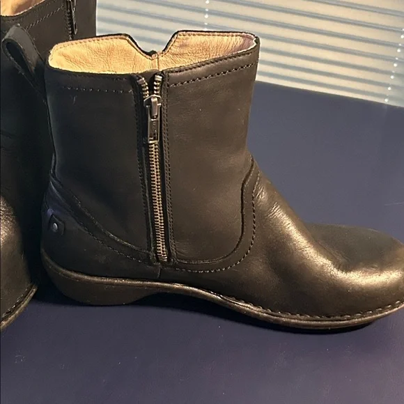 Women’s new UGG Black Leather ANKLE Boots. SIZE 10 - Picture 3 of 8